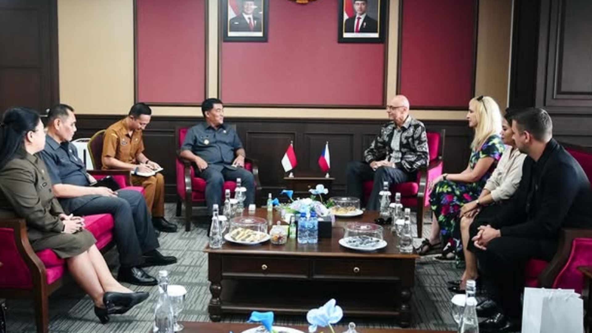 Gubernur YSK Terima Dubes Ceko: Bahas Investasi, Limbah Medis, dan Peluang Pemuda Sulut ke Eropa