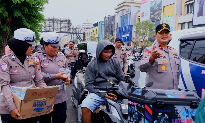 Wakapolda Sulut Pantau Antrean BBM di Manado, Polwan Bagikan Air Mineral kepada Pengendara