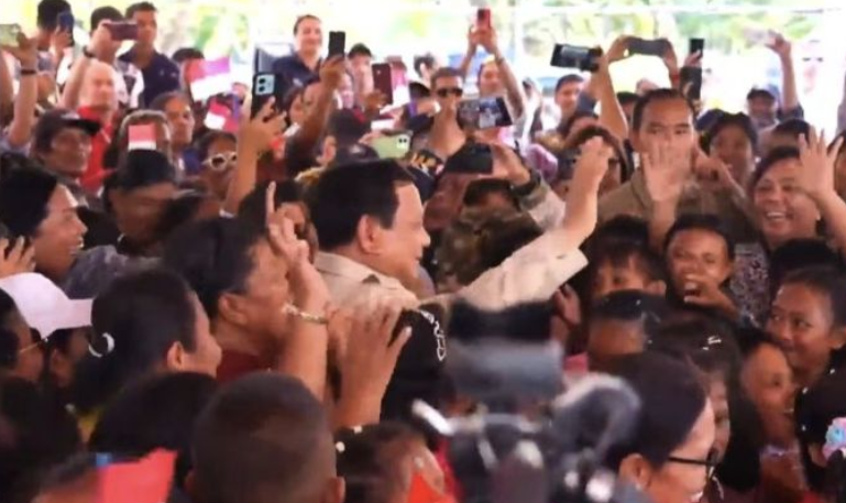Prabowo Joget “Tabola Bale” Bersama Warga Saat Kunjungi Pulau Miangas