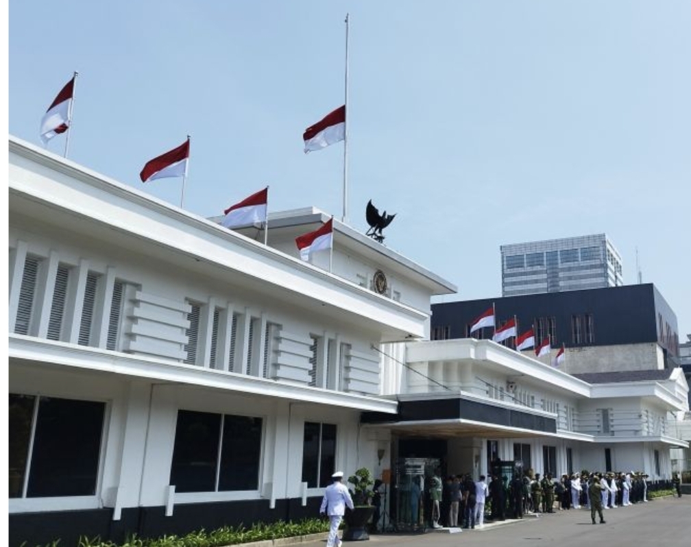 Kemenhan Kibarkan Bendera Setengah Tiang, Penghormatan Terakhir untuk Juwono Sudarsono