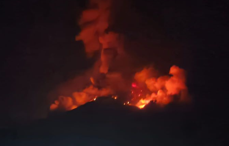 Gunung Karangetang Meletus, Material Pijar Bakar Alang-alang di Sekitar Kawah