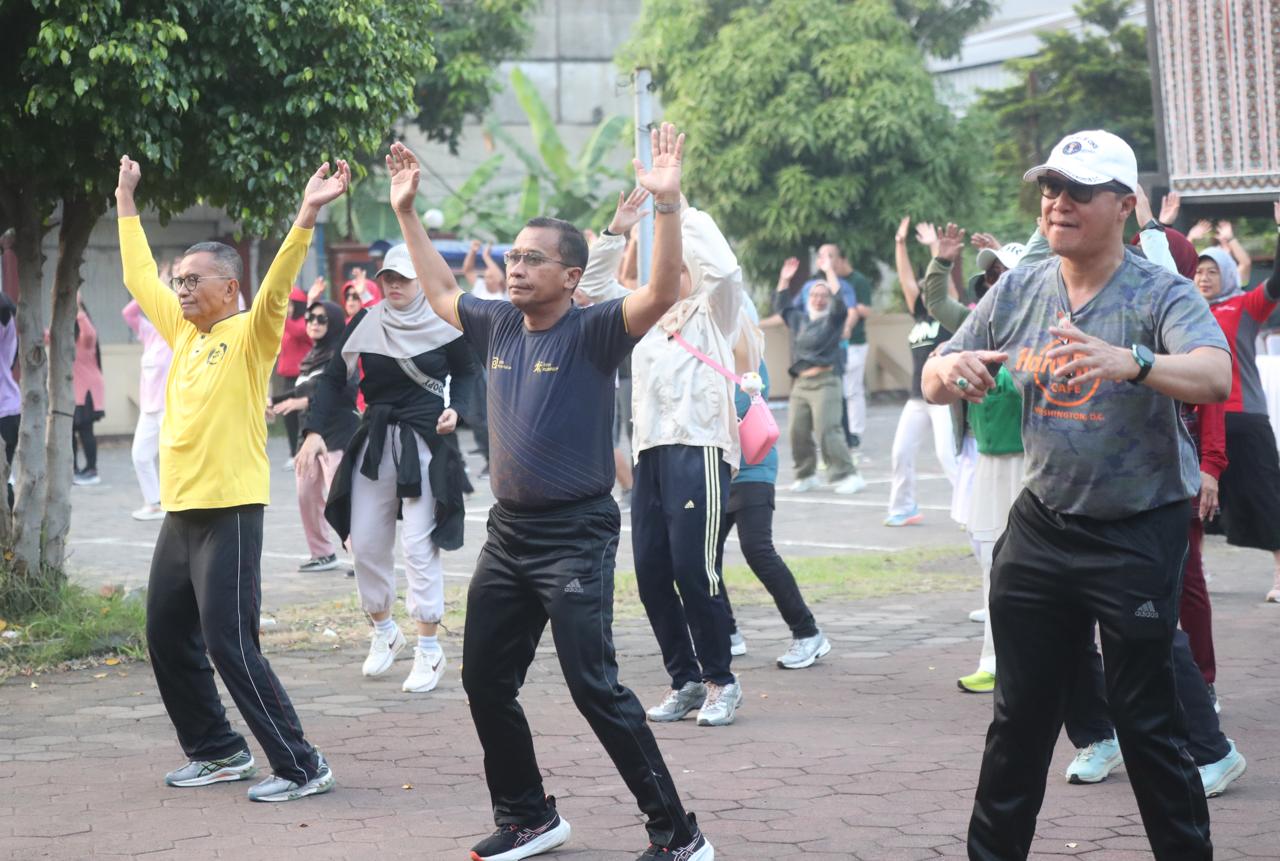 Dirut BPJS Kesehatan Ikut Senam Dahlan Iskan, Sebut Bisa Cegah Risiko Jantung dan Diabetes