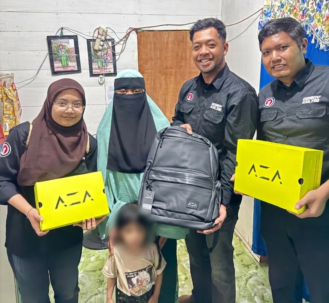 AZA dan Disway Grup Bantu Keluarga Almarhum Mandala dengan Sepatu dan Tas Sekolah