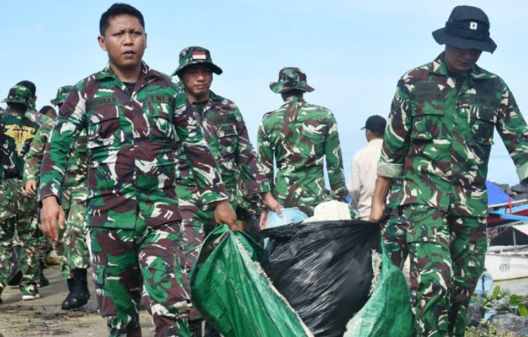 Personel Kodam XIII/Merdeka dan Warga Bersihkan Sampah di Pantai Boulevard dan Karangria