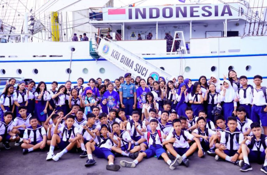 Siswa SMP Hang Tuah Manado Belajar Dunia Kemaritiman di Atas KRI Bima Suci