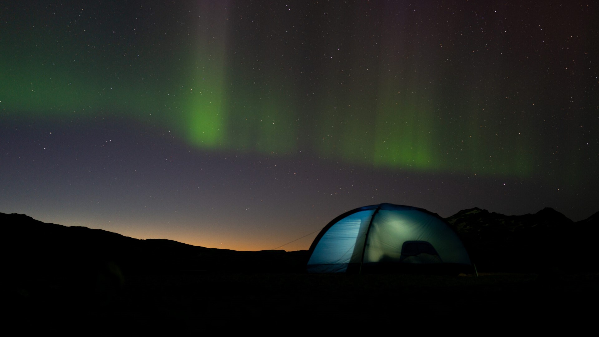 Menginap di Ujung Dunia dengan Pemandangan Langit Menari