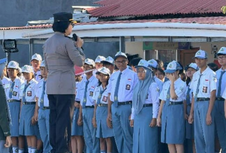Polwan Goes to School Dorong Pelajar Berani Bicara dan Berkarakter