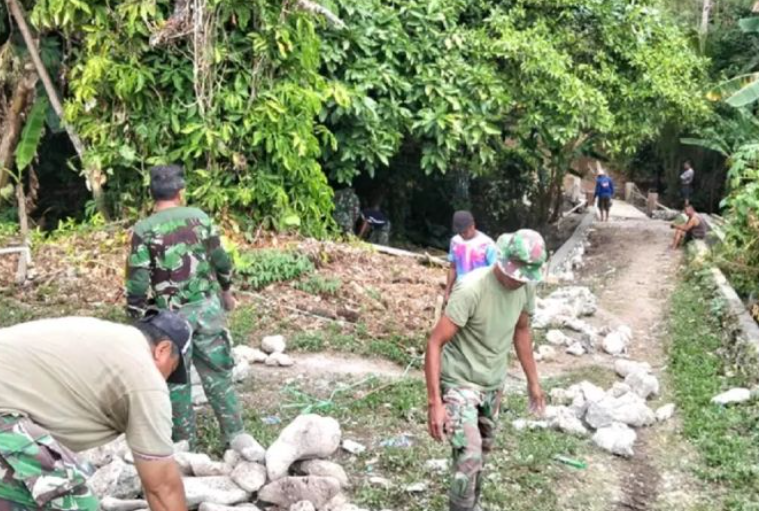 TNI dan Warga Gotong Royong Bangun Jembatan Perintis Garuda di Talaud