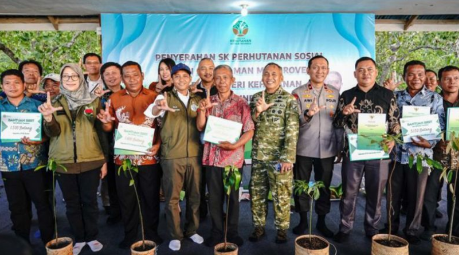 Menhut Serahkan 9 SK Perhutanan Sosial kepada Warga di Sulawesi Utara