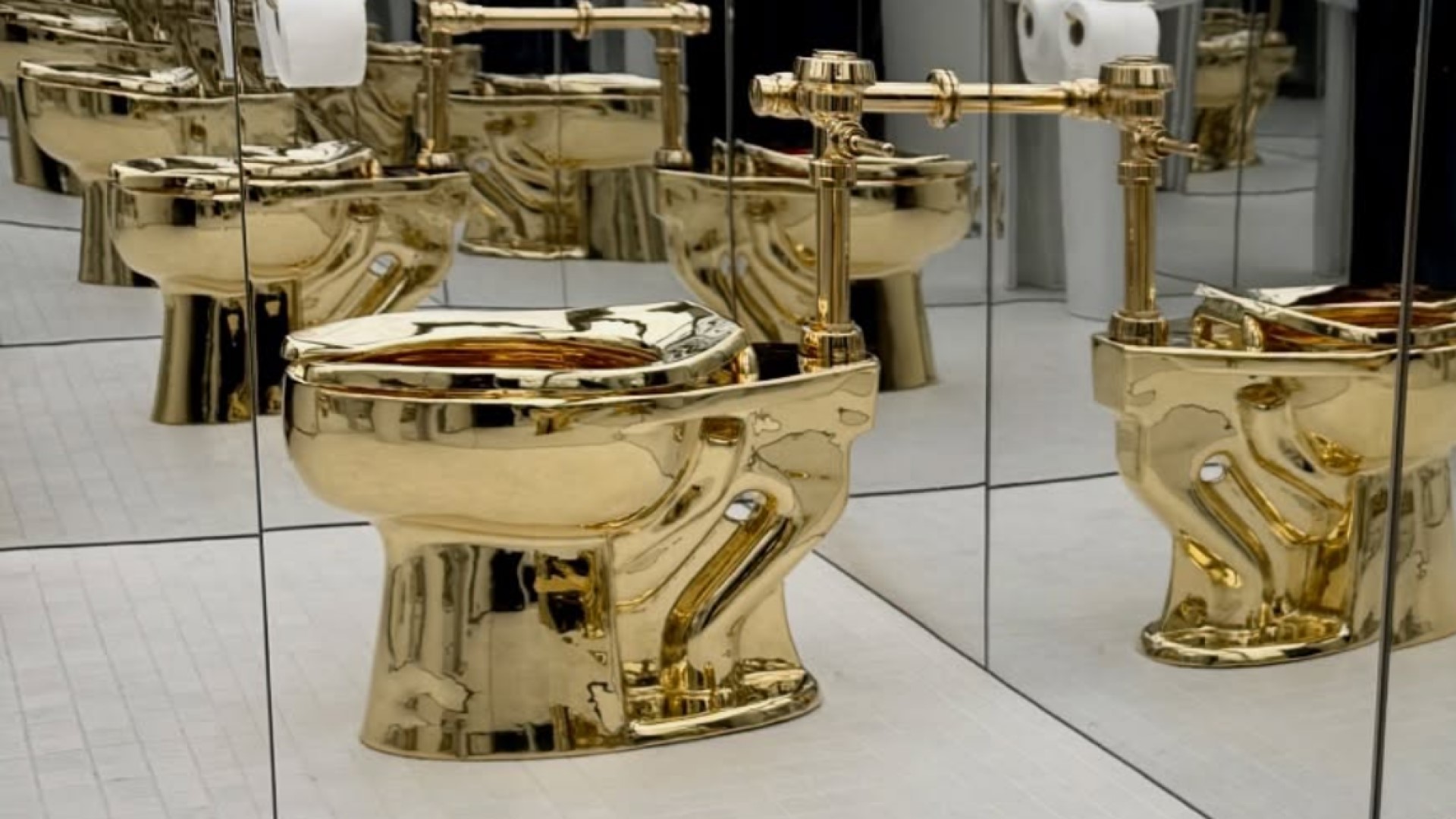 Toilet Emas Dijual Seharga Rp202 Miliar