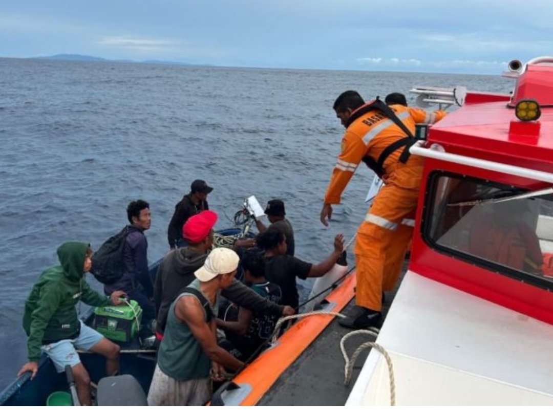 16 ABK KM Anaia Selamat Usai Kapal Bocor di Perairan Biaro