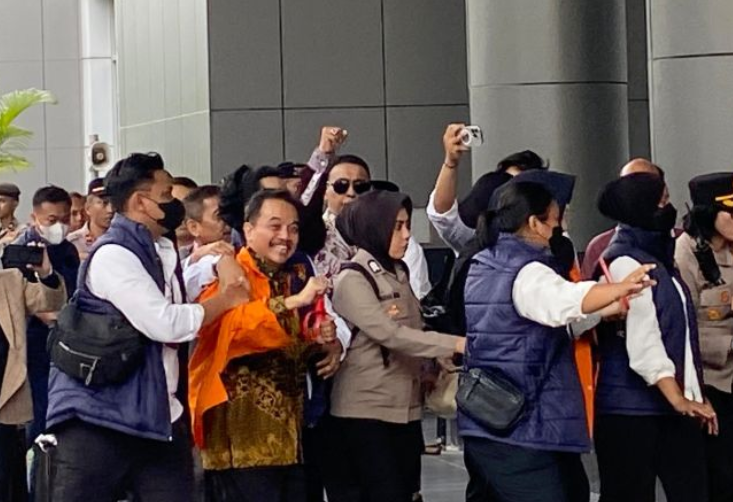 Roy Suryo dan Dokter Tifa Tiba di Kejari Jaksel dengan Rompi Tahanan, Teriak Allahuakbar