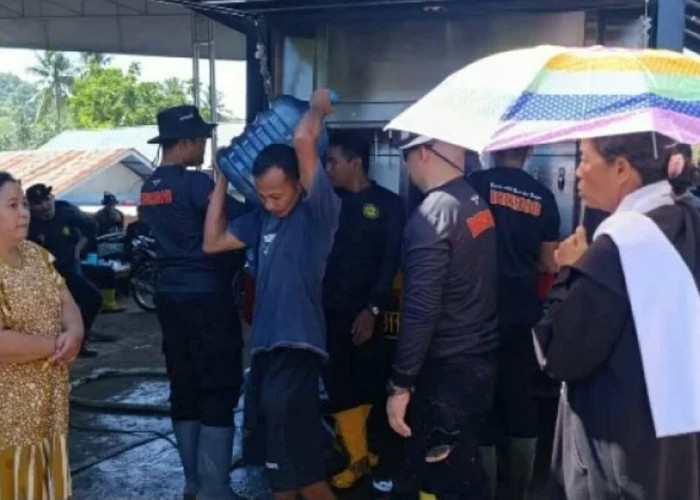 Brimob Polda Sulut Turun Tangan Bantu Warga Bolmong, Salurkan Air Bersih Pascabanjir