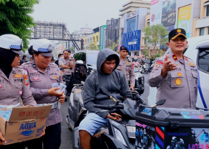 Wakapolda Sulut Pantau Antrean BBM di Manado, Polwan Bagikan Air Mineral kepada Pengendara