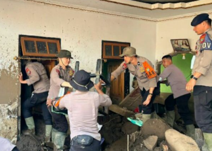 Upaya Pemulihan Pasca-Banjir Bandang di Pulau Siau oleh Satbrimob Polda Sulut