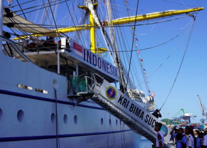 KRI Bima Suci Diserbu Pengunjung di Bitung, Warga Antusias Jelajahi Kapal Latih TNI AL