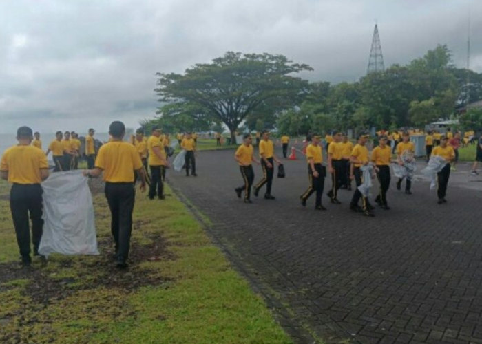 Ratusan Personel Polda Sulut Bersihkan Pantai Megamas di Tengah Ramadhan