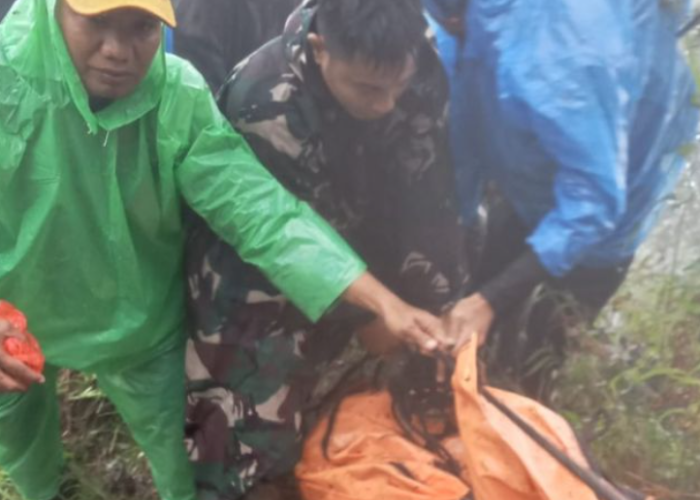 TNI AD Berhasil Evakuasi Dua Korban Pesawat ﻿ATR 42-500