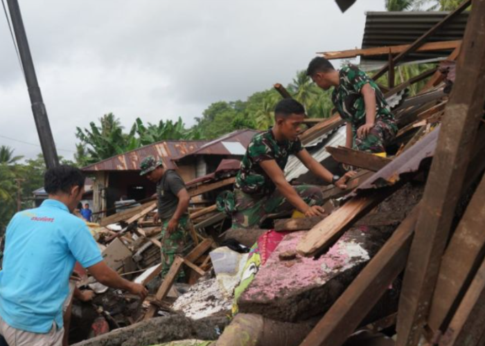 Prajurit Kodam XIII/Merdeka Turun Langsung Bantu Warga Pascabanjir Bandang Pulau Siau