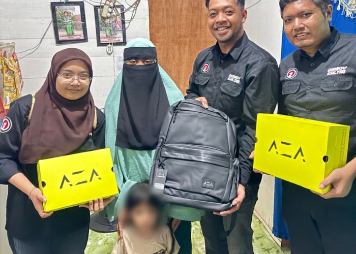 AZA dan Disway Grup Bantu Keluarga Almarhum Mandala dengan Sepatu dan Tas Sekolah