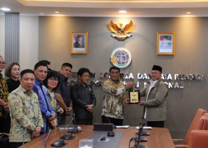 Nusron Wahid Serahkan Persetujuan Substansi RTRW Sulut kepada Yulius Selvanus