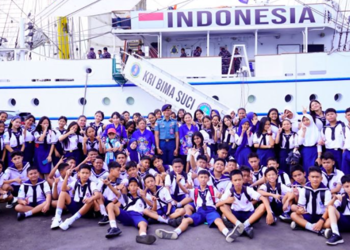 Siswa SMP Hang Tuah Manado Belajar Dunia Kemaritiman di Atas KRI Bima Suci