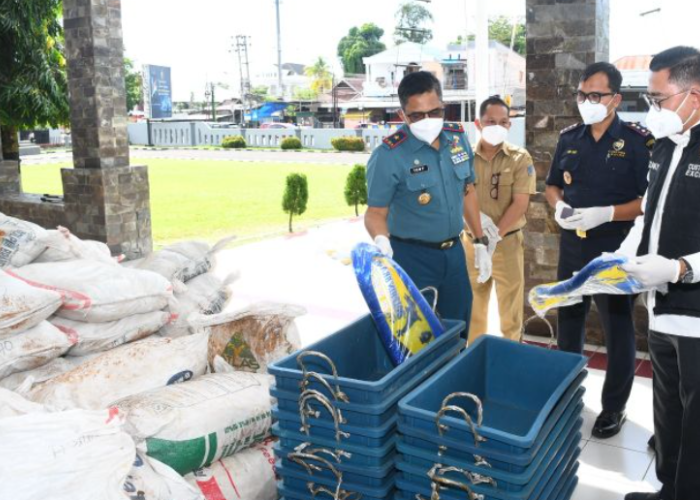 KMP Porodisa Dicegat di Amurang, Tim Gabungan TNI AL Gagalkan Penyelundupan Sianida