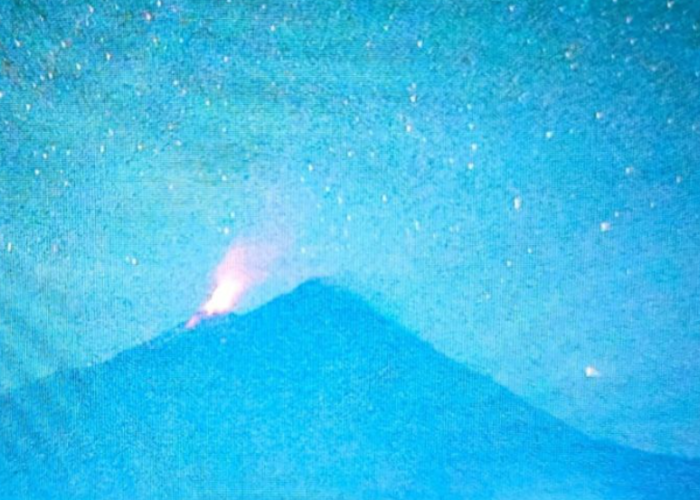 Gunung Karangetang Semburkan Lava Pijar dari Kawah Dua, Warga Diminta Patuhi Radius Bahaya