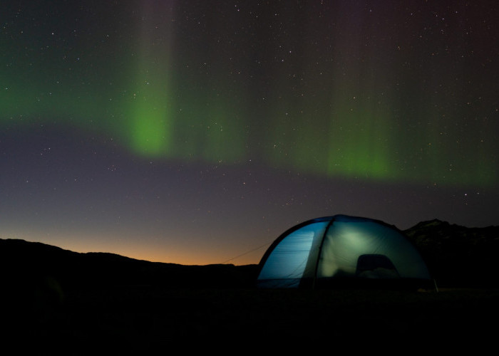 Menginap di Ujung Dunia dengan Pemandangan Langit Menari