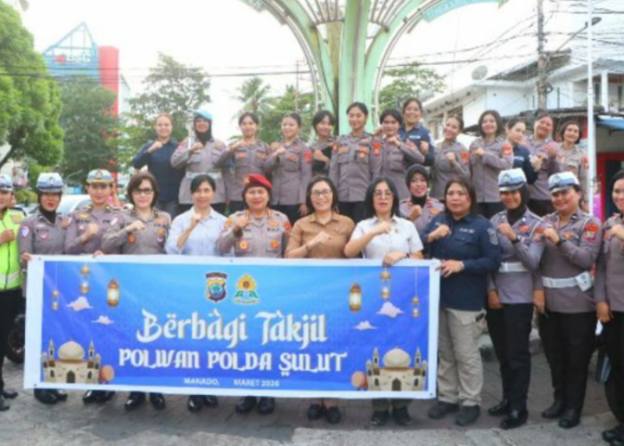 Polwan Polda Sulut Bagikan Ratusan Takjil Gratis di Pusat Kota Manado