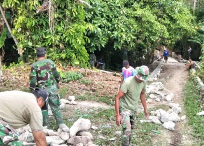 TNI dan Warga Gotong Royong Bangun Jembatan Perintis Garuda di Talaud