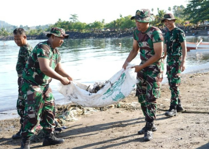 Kodam XIII/Merdeka dan Warga Gotong Royong Bersihkan Pantai Karangria Manado