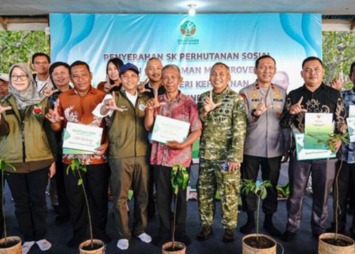 Menhut Serahkan 9 SK Perhutanan Sosial kepada Warga di Sulawesi Utara