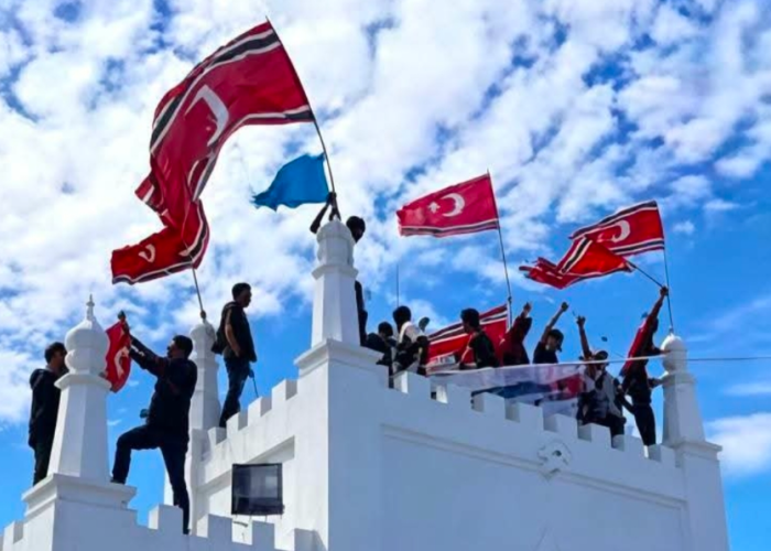 Peringatan 21 Tahun Damai Aceh Diwarnai Pengibaran Bendera Bulan Bintang, Merah Putih Diturunkan, Teriakan Mer