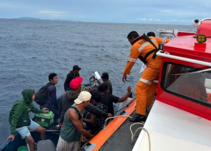 16 ABK KM Anaia Selamat Usai Kapal Bocor di Perairan Biaro