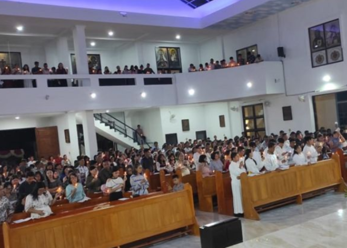Misa Paskah Tetap Digelar di Gereja Rusak Akibat Gempa, Ratusan Umat Hadiri Vigili di Rumengkor