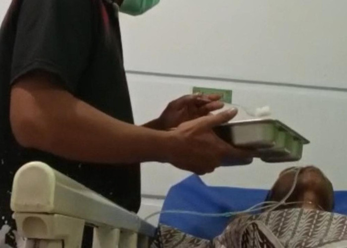 Aksi Humanis Sipir Lapas Manado Viral, Setia Suapi Warga Binaan Sebatang Kara di Rumah Sakit