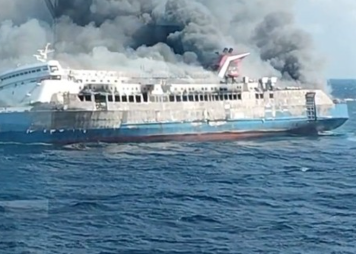 KMP Mutiara Sentosa 2 Terbakar di Perairan Sumenep, Ratusan Penumpang Dievakuasi