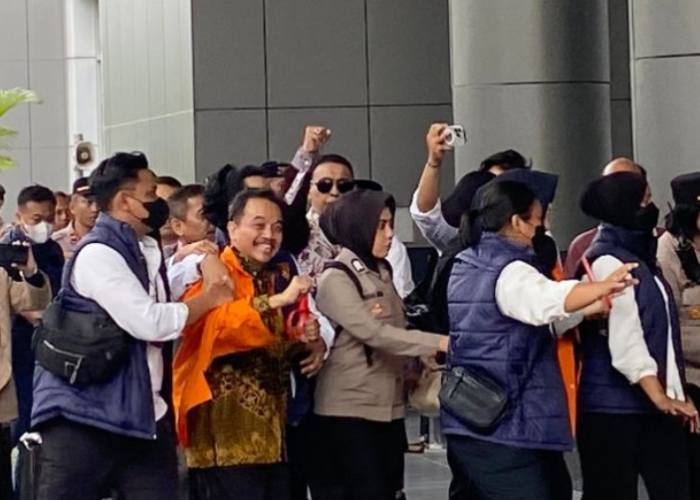 Roy Suryo dan Dokter Tifa Tiba di Kejari Jaksel dengan Rompi Tahanan, Teriak Allahuakbar