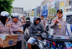Wakapolda Sulut Pantau Antrean BBM di Manado, Polwan Bagikan Air Mineral kepada Pengendara