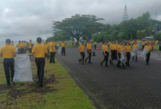 Ratusan Personel Polda Sulut Bersihkan Pantai Megamas di Tengah Ramadhan