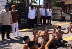 Disambut Yel-yel dan Tari Kecak, Prabowo Tinjau Sekolah Rakyat di Tabanan