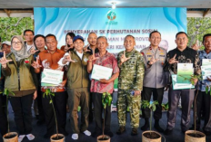 Menhut Serahkan 9 SK Perhutanan Sosial kepada Warga di Sulawesi Utara