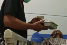 Aksi Humanis Sipir Lapas Manado Viral, Setia Suapi Warga Binaan Sebatang Kara di Rumah Sakit